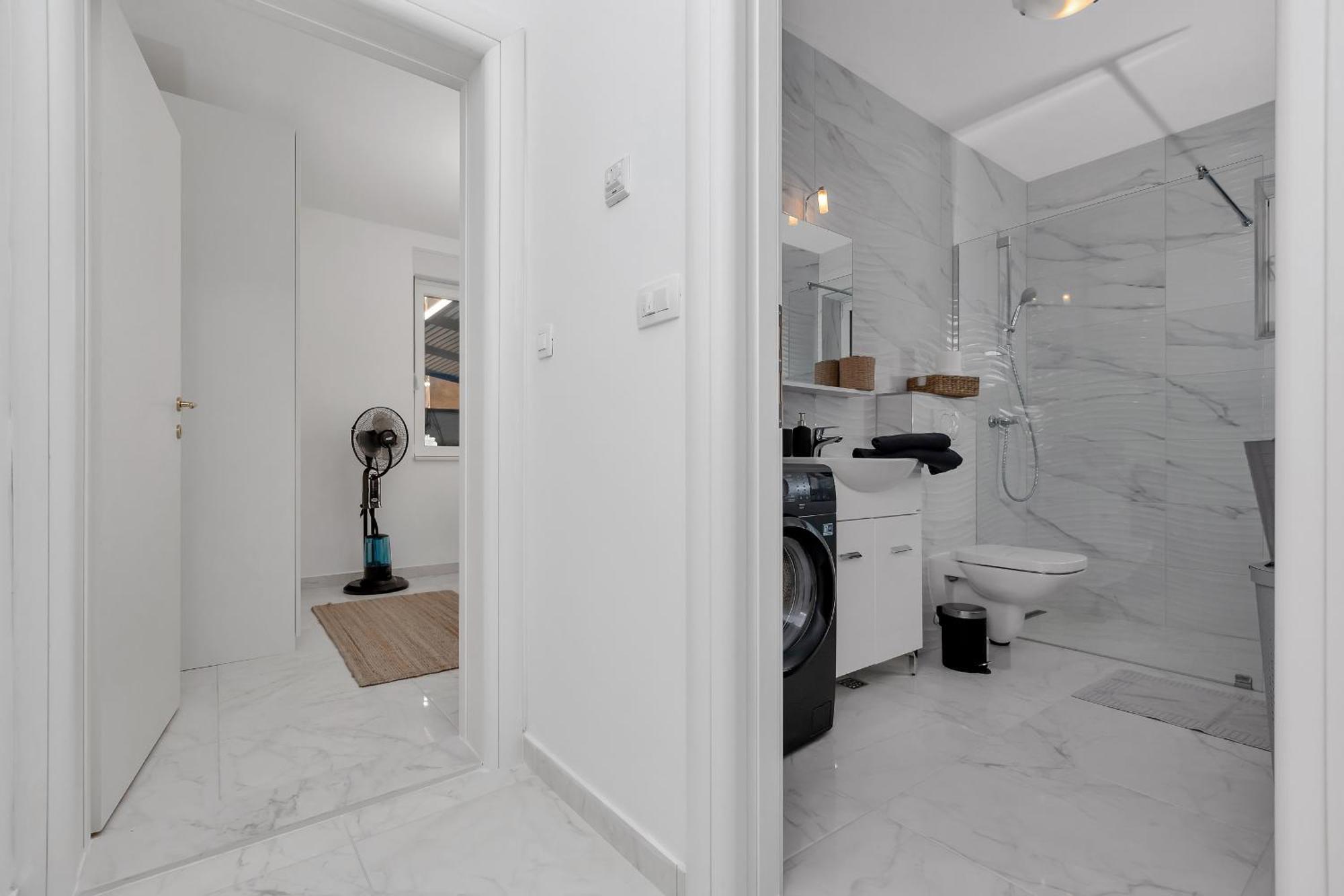Apartment Lotte With Private Pool In The City Center! Makarska Room photo