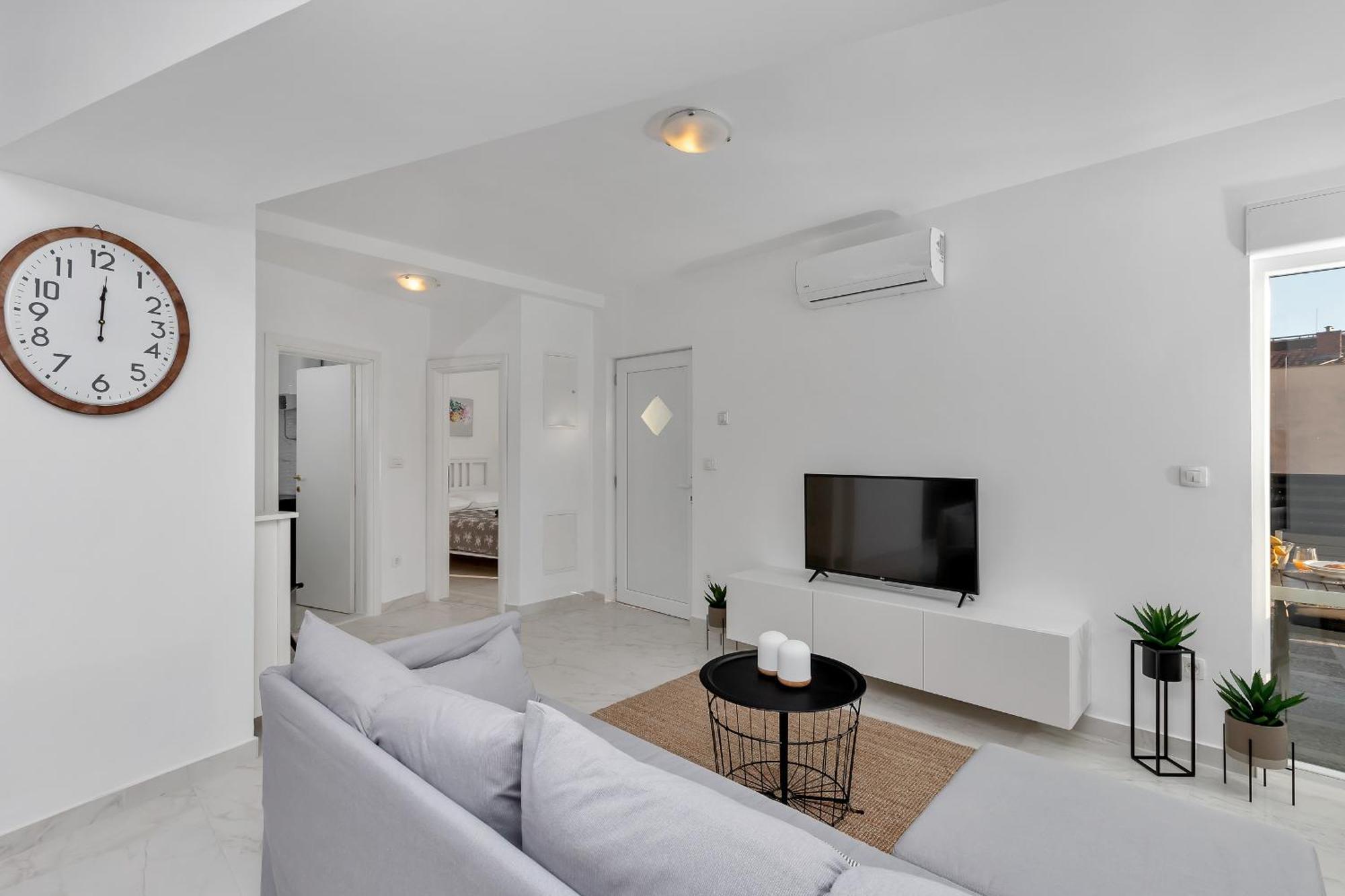 Apartment Lotte With Private Pool In The City Center! Makarska Room photo